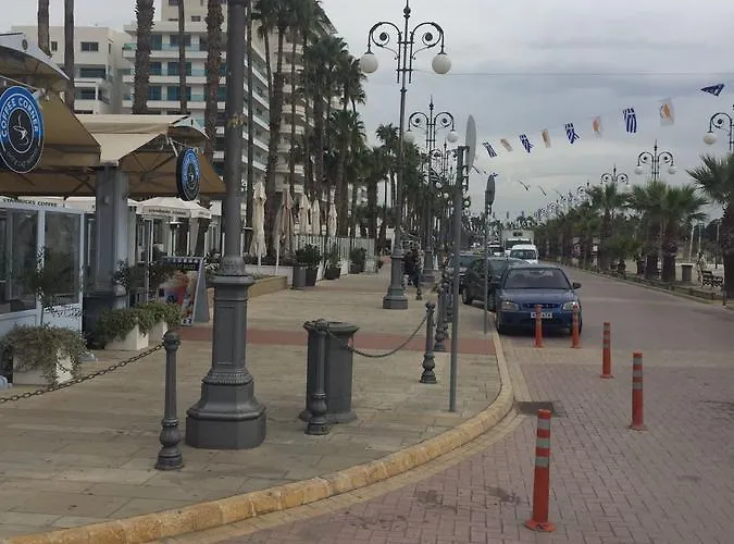 Nautilus Tourist Апарт-готель Ларнака